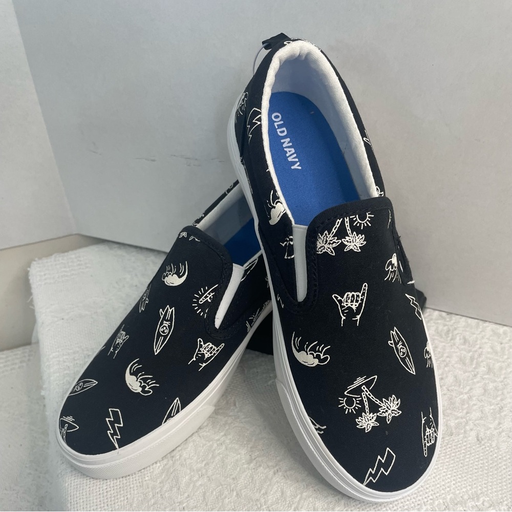 Old Navy Black and White Slip-On Shoes~ Size‎ 5~ Summertime